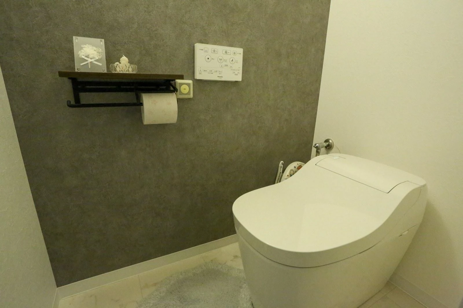 タンクレストイレとアクセントクロスで仕上げたトイレ空間