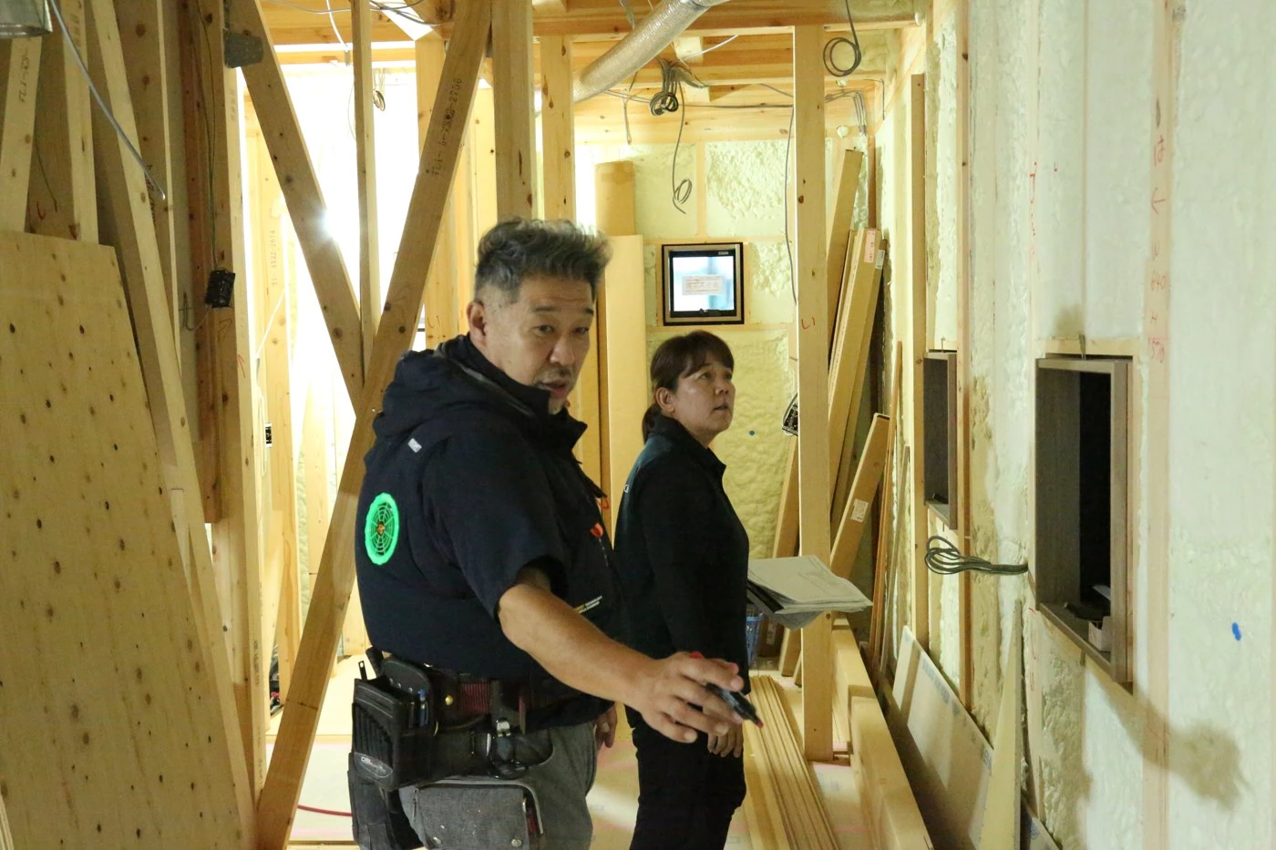 現場で工事を進めるカインドの職人