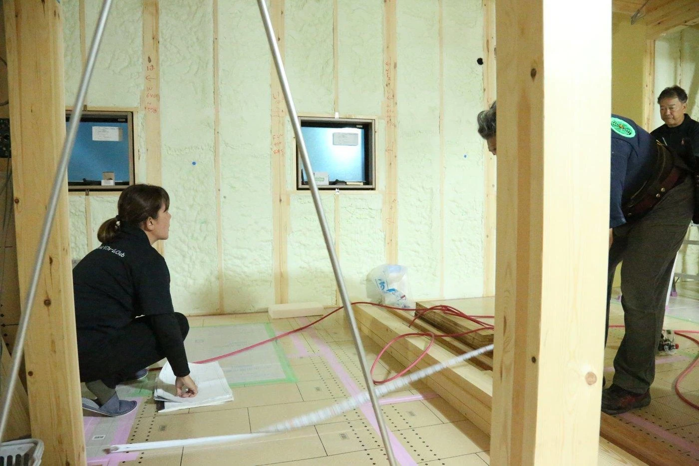 現場で建物の状態を確認するカインドのスタッフ