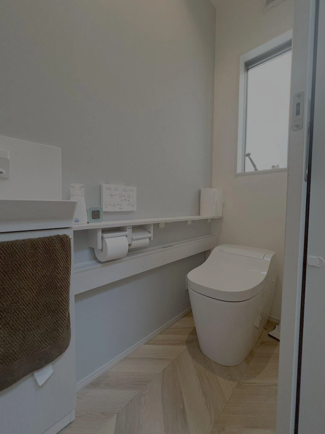 棚を設けたトイレ。トイレの改修例